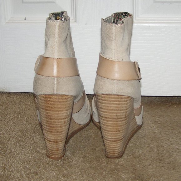 size 9 Seychelles Slip on Beige Wedge Booties - Picture 5 of 10